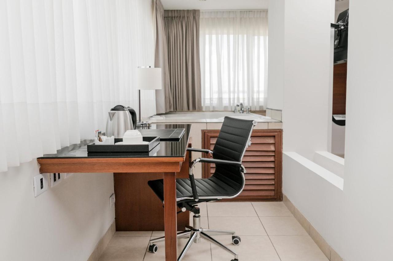Wyndham Costa Del Sol Пукальпа Экстерьер фото A typical medical office