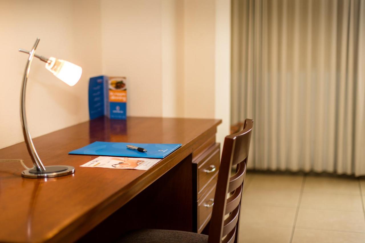 Wyndham Costa Del Sol Пукальпа Экстерьер фото A desk in a hotel room
